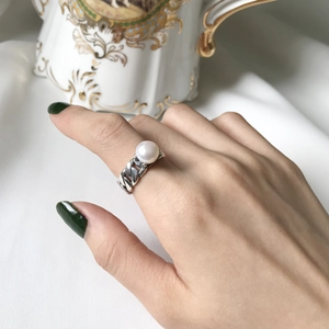 Retro S925 sterling silver chain ring with a round pearl detail on hand model