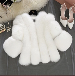 Cappotto in pelliccia sintetica bianca con maniche a 3/4, consistenza soffice e morbida