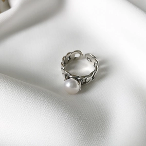 Minimalist S925 sterling silver chain ring featuring a single lustrous white pearl accent