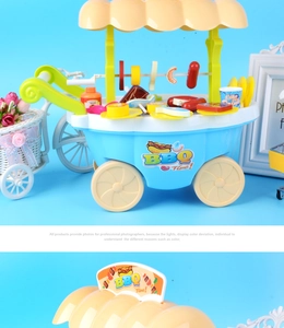 Détail d'un chariot de barbecue jouet pour enfants avec aliments factices