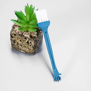 Cepillo de limpieza azul con cerdas de nailon blanco y detalle del mango en forma de dedo