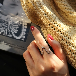 Minimalist S925 sterling silver wavy open ring with an adjustable polished finish