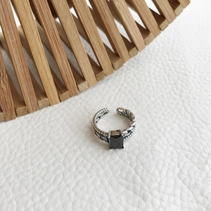 Vintage S925 sterling silver ring with square black agate and twisted chain band