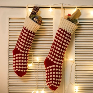 Chaussettes de Noël en tricot avec motif à pois et décor de pommes de pin festives