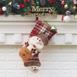 Calze di Natale con Babbo Natale Renna e Pupazzo di neve appese a un camino festivo