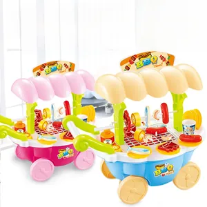 Détail des chariots de barbecue pour enfants rose et bleu avec accessoires alimentaires colorés