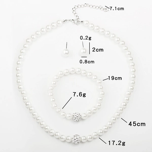 Détails du set de bijoux en perles avec dimensions des boucles, collier et bracelet