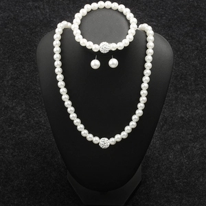 Parure de bijoux en perles blanches élégantes avec collier et boucles d'oreilles cristal