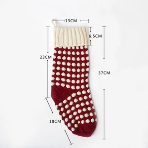 Dimensions détaillées de la chaussette de Noël en tricot avec motifs à pois rouges et blancs