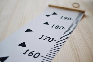 Detail of canvas growth chart showing black and white measurement scales 160 to 190 cm