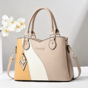 Sac à main patchwork tricolore en similicuir avec pendentif papillon et poignée