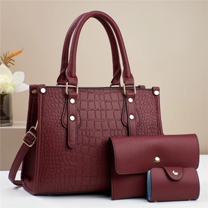 Conjunto de 3 bolsos color burdeos con patrón de cocodrilo y correa desmontable
