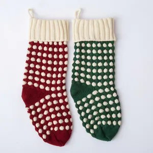 Chaussettes de Noël tricotées à pois rouges et verts avec revers blancs côtelés