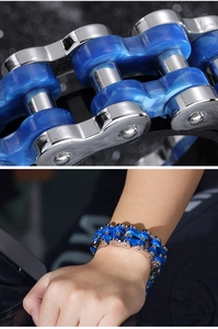 Détail du bracelet chaîne biker double couche avec résine bleue et acier poli
