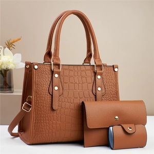 Juego de tres bolsos marrones con textura de cocodrilo que incluye bolso grande, cartera y tarjetero