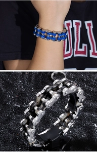 Détail macro de bracelets bicolores pour hommes en acier titane style chaîne moto