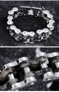 Détail du bracelet chaîne de moto en acier titane avec maillons texture marbre noir