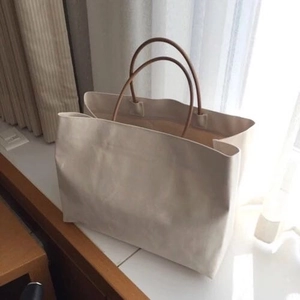 Borsa tote minimalista in tela con manici in pelle marrone e design rettangolare spazioso