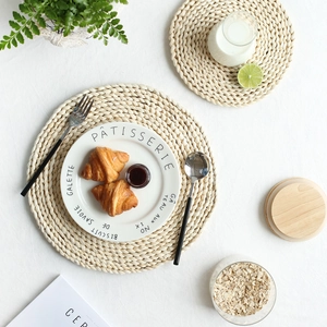 Close-up of two natural corn husk woven placemats in different sizes with heat resistance