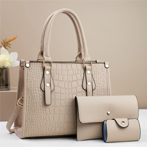 Set de tres piezas de bolso tote beige, billetera y tarjetero con textura de cocodrilo