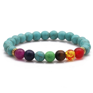Bracelet chakras avec perles turquoise et sept pierres colorées sur fond blanc