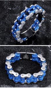 Détail du bracelet chaîne de moto en acier bleu et argent avec maillons à double rangée