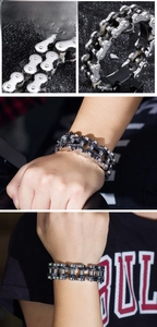 Vue macro détaillée du bracelet chaîne de moto en acier inoxydable de style industriel