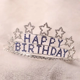 Détail d'une couronne d'anniversaire ornée de strass bleus et clairs sur métal