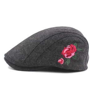 Berretto piatto grigio scuro in lana con ricamo rosa rossa per donna stile vintage