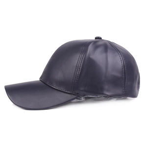 Vista lateral de la gorra de béisbol de cuero PU liso con líneas suaves y visera