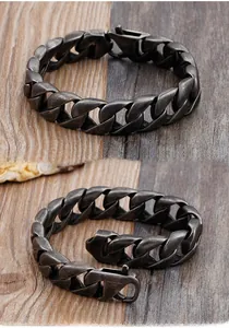Détail macro du bracelet gourmette en acier inoxydable 316L massif avec finition vintage