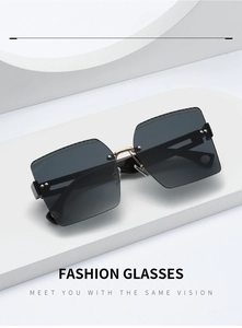 Detalle de gafas de sol cuadradas sin montura con lentes degradadas grises y puente dorado