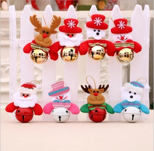 Detailansicht bunter Weihnachtsglocken-Anhänger mit Weihnachtsmann, Rentier und Schneemann