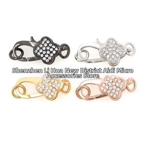 Dettaglio di chiusure a moschettone a quadrifoglio in oro argento oro rosa e nero