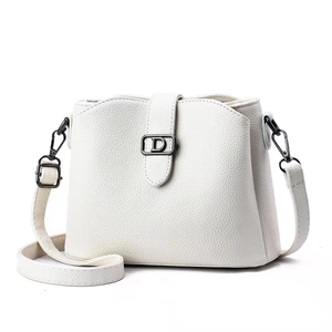 Women Crossbody Handbag Lychee Pattern PU Leather Metal D Buckle Adjustable Strap Street Trend Fashion Minimalist