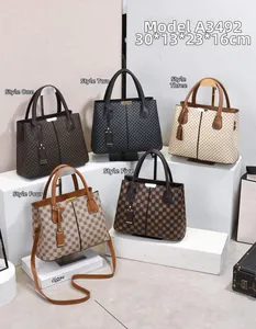 Detailed comparison of five printed tote bags with different patterns and metal feet