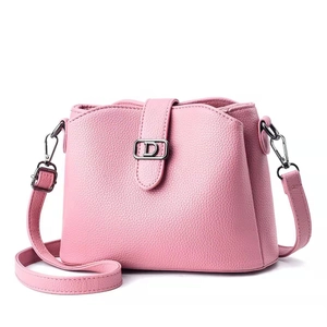 Pink lychee grain leather handbag for women with silver metal D buckle and shoulder strap