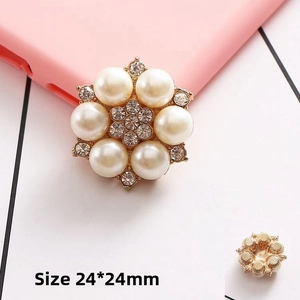 Detailed size view of 24x24mm pearl flower accessory with rhinestones on gold base