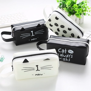Gros plan de quatre trousses créatives chat de dessin animé aux motifs noir et blanc élégants