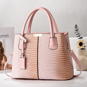 Elegante lichtroze handtas met krokodillentextuur en gouden hardware voor dames crossbody