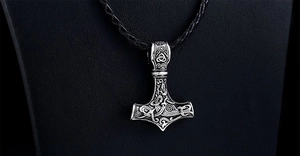 Détail d'un pendentif Marteau de Thor en argent avec gravures celtiques vikings