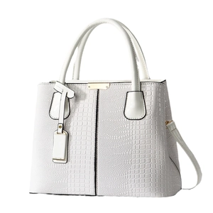 Elegante witte tote bag met krokodillenreliëf, gouden details en schouderriem