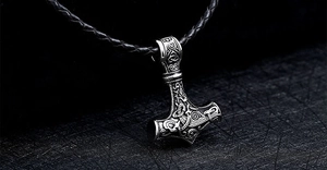 Pendentif Mjolnir en acier argenté avec nœuds celtiques sur cordon en cuir tressé noir
