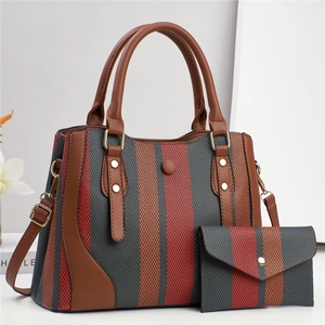 Détail du sac cabas rayé texturé avec anses en cuir et petite pochette assortie incluse