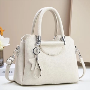 Elegante weiße Handtasche aus Leder mit Litschimuster, Sternanhänger und Silberbeschlägen