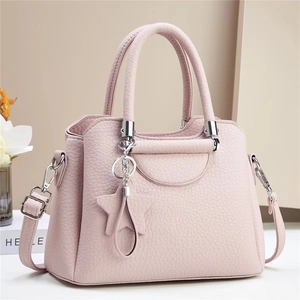 Rosafarbene Damen Handtasche aus Leder mit Sternanhänger und Schultergurt