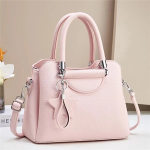Rosa Handtasche mit Litschi-Maserung, Sternanhänger, silbernen Details und Griffen