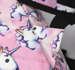 Dettaglio delle cuciture rinforzate e della stampa unicorno sullo zaino rosa stellato