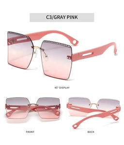 Detalle de gafas de sol cuadradas sin montura con lentes degradadas gris rosa y patillas anchas