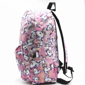 Vista laterale del dettaglio zaino rosa con unicorni per bambini e spallacci regolabili